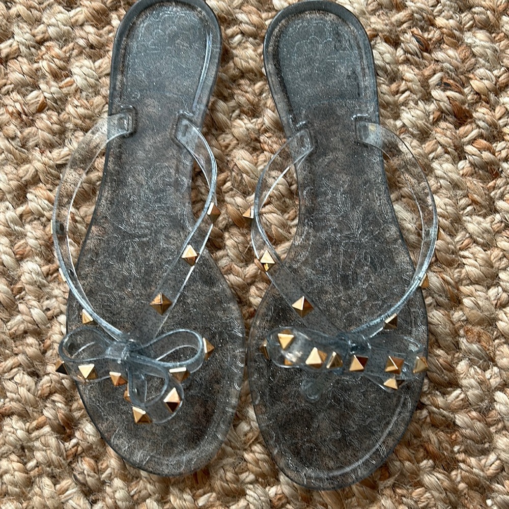 Riveted bow tie jelly thong sandals